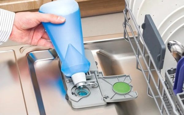 Bulaşık makinesi parlatıcısının banyo temizliğinde kullanımı herkesi şaşırtacak 1